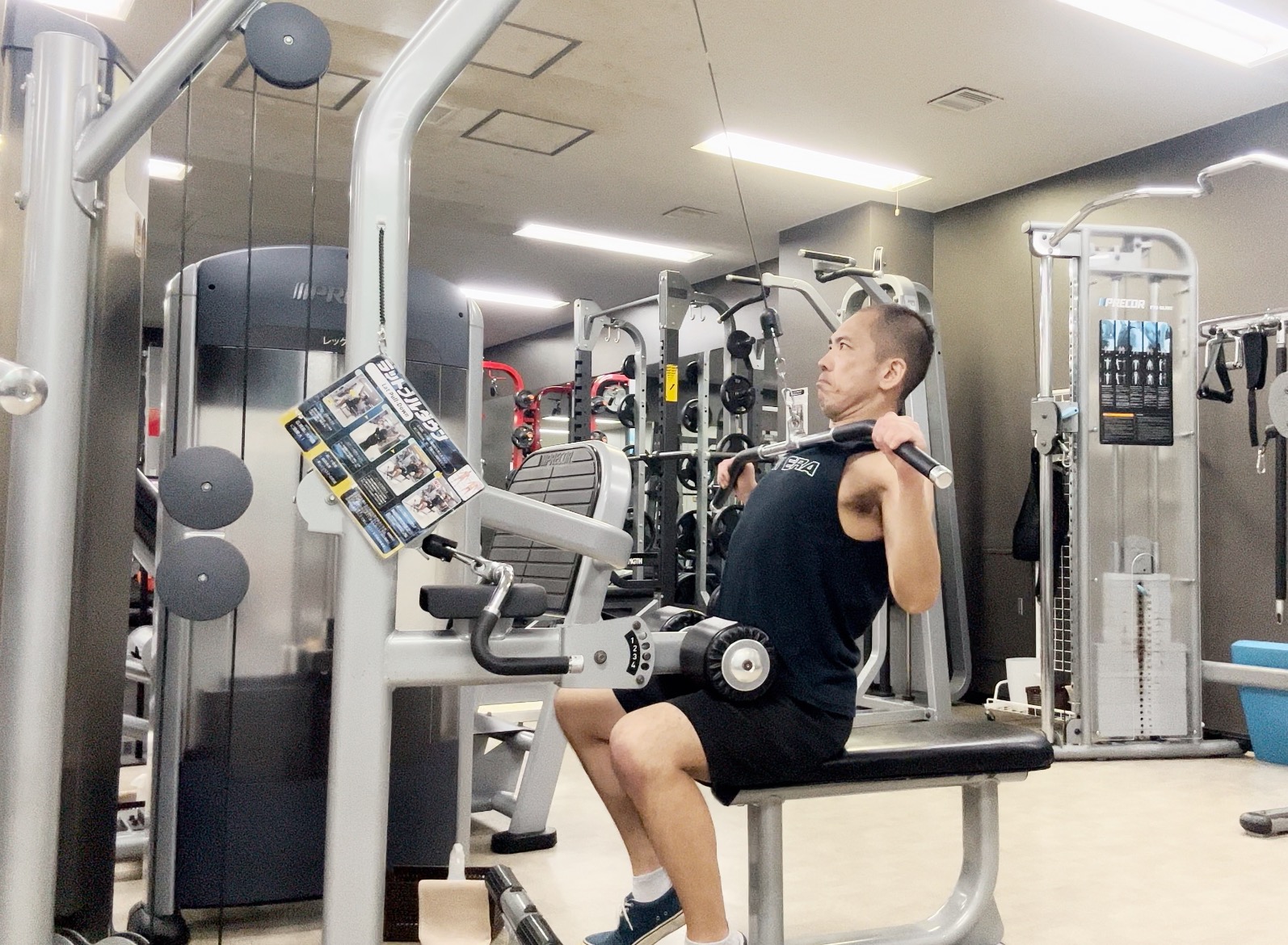 ジムでの背中トレはまずこれから!ラットプルダウンの正しいフォーム・やり方